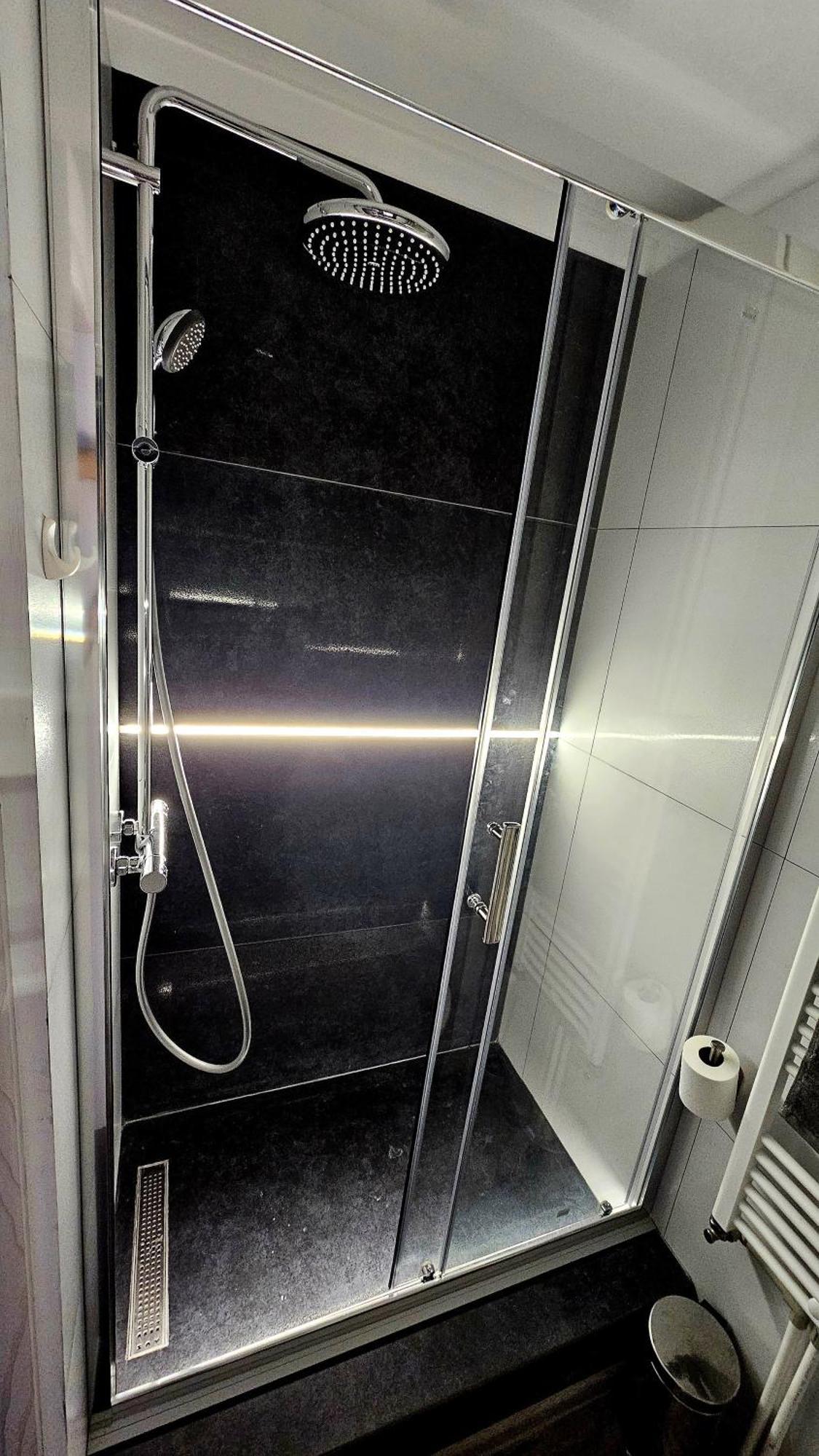 Spoil Yourself With Style, Comfort And Luxury - Tony'S Studios Luxury Pitesti Luaran gambar